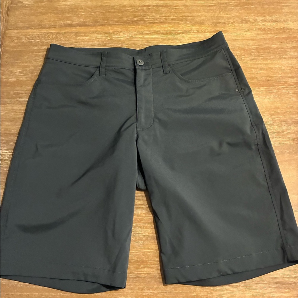 Under Armour Men's Heatgear Golf 9 Inch- Downpour Grey - Flat Front Shorts.